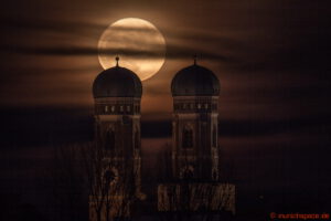 Mondaufgang hinter der Frauenkirche (Weihnachten 2015)