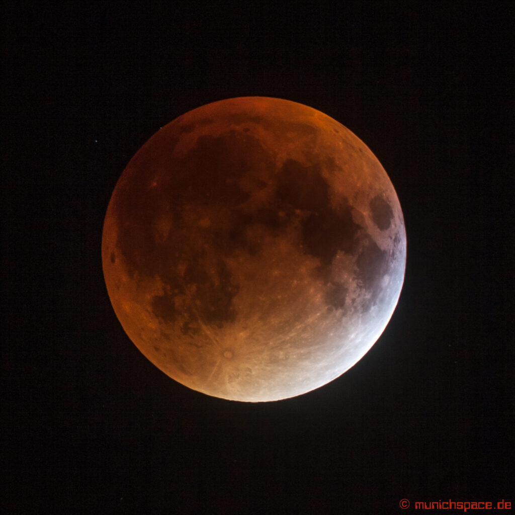 Der Mond fast vollständig im Kernschatten der Erde