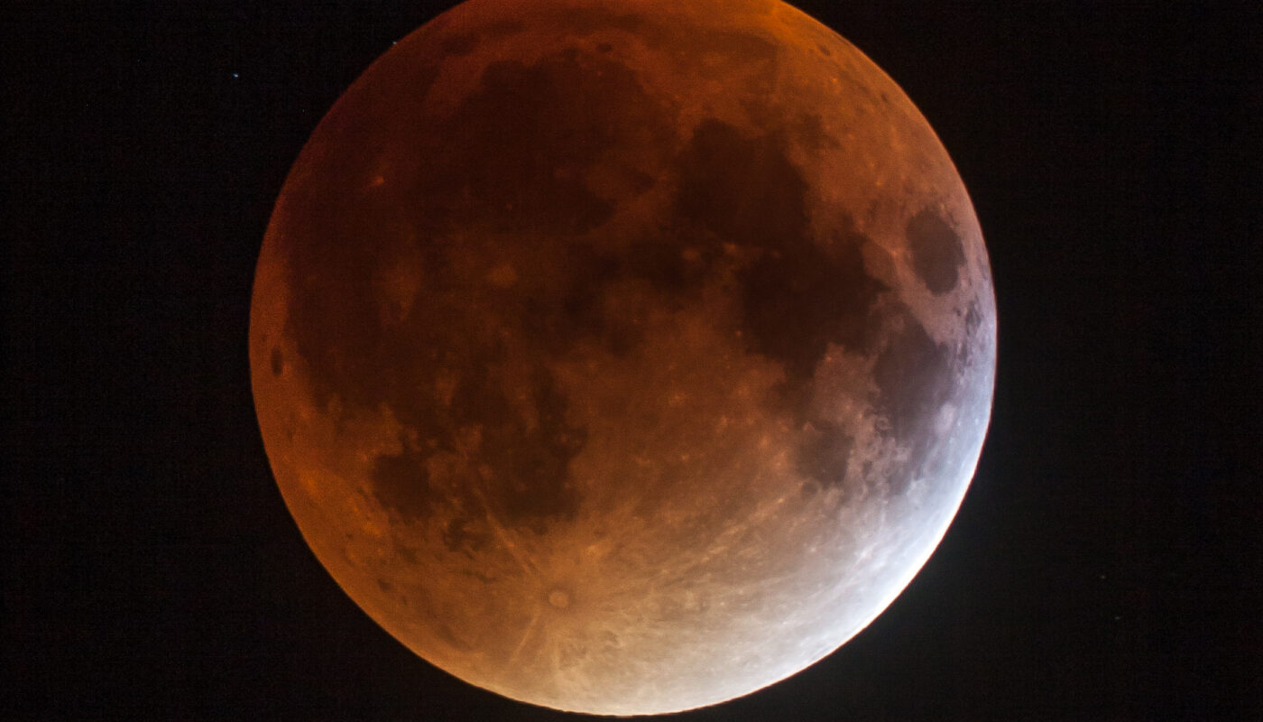 Der Mond fast vollständig im Kernschatten der Erde
