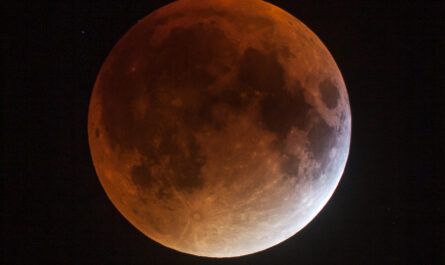 Der Mond fast vollständig im Kernschatten der Erde